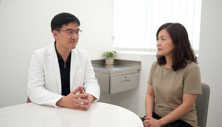 診所醫師分析常見致命藥物過敏藥品種類 戶外活動需警惕昆蟲叮咬誘發藥物過敏風險 過敏性休克發作時需警覺藥物過敏危險症狀 患者記錄個人病史能預防再次發生藥物過敏