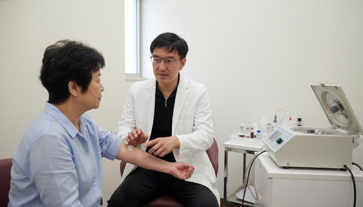 吳醫師專業說明診間PRP增生療法評價的核心流程 運用先進離心設備提取PRP增生療法評價所需生長因子 患者在法瑞診所接受PRP增生療法評價的膝蓋注射 診間展示高濃度血小板離心後的PRP增生療法評價成果