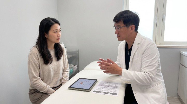 專業醫療團隊於手術室進行抽脂麻醉監測 吳紹琥醫師向患者解釋抽脂麻醉評估流程 標靶控制輸液系統應用於舒眠抽脂麻醉中