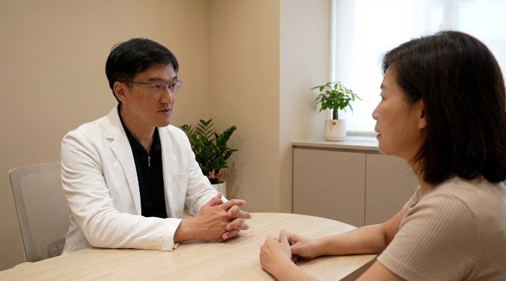 醫師向病患解說如何透過精準醫療分析基因數據 實驗室中進行精準醫療相關的細胞修復潛力檢測 專業醫療團隊擬定個人化的精準醫療再生療程 使用精密儀器進行精準醫療數據分析與身體評估